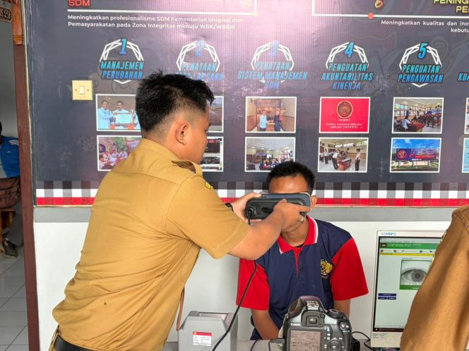
					Petugas Dukcapil jembrana Saat pengambilan Data Biometrik para WBP. Senin (27/4/2026)
Sumber : Hum Rutan 
