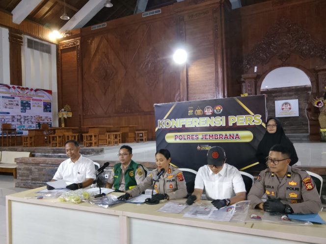 
					Kapolres Jembrana. AKBP Kadek Citra Dewi Suparwati Saat memimpin Siaran Perss di Aula Auditorium. Sabtu (9/5/26).

Sumber : Polres jbr/jpost