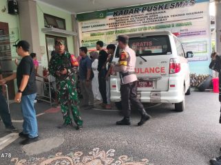 Aparat memenuhi Puskesmas II Negara, Pasca Kejadian Heroik. Minggu (10/5/26). 
Sumber : Polres Jembrana/JPost