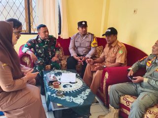Aparat kepolisian dan TNI bersama pihak Desa Air Kuning untuk verifikasi Isu Pocong. 
Sumber : Jpost/Hum Polres 