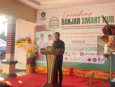 Keterangan : Bupati Jembrana, I Made Kembang Hartawan saat menghadiri banjar smart hub. Sampah jadi mata uang di Desa Warnasari, Jembrana. Jumat (29/5/26). 
Sumber : Hum Jbr/JPost