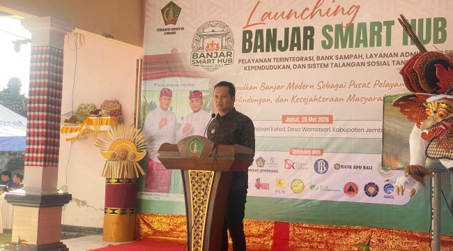 Keterangan : Bupati Jembrana, I Made Kembang Hartawan saat menghadiri banjar smart hub. Sampah jadi mata uang di Desa Warnasari, Jembrana. Jumat (29/5/26). 
Sumber : Hum Jbr/JPost