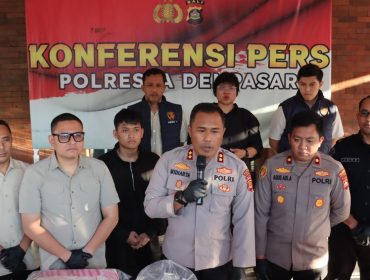 Wakapolresta Denpasar, AKBP I Ketut Widiarta bersama jajaran saat Konferensi Pers. Kamis (16/7/26). 
Sumber : Nom/JPost