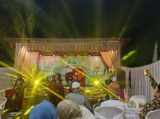Antusias para penonton saat menyaksikan tari Awik dan maha guru di Ambenan Ijo Gading Loloan Timur, Jembrana. Minggu, 12/7/2026. 