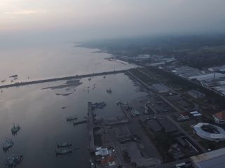 Keterangan Foto : Penampakan Areal Pelabuhan Pengambengan yang akan dibangun dari tampak atas.
Sumber : JPost