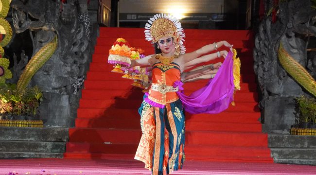 keterangan foto : Penari bali sedang menari di panggung terbuka Pura Jagatnatha yang dipadati antusiasme warga saat menyaksikan unjuk kebolehan para seniman cilik dalam Lomba Gong Kebyar Anak-Anak se-Kabupaten Jembrana. Rabu (19/8).
Sumber : HumJBR/JPost