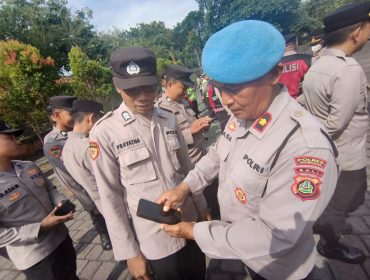 keterangan foto :  Kasi Propam Polres Jembrana Kompol I Nyoman Yasa, S.H saat memeriksa handphone Salah satu Personel. Rabu (19/8).
Sumber : PolresJBR/ Jpost