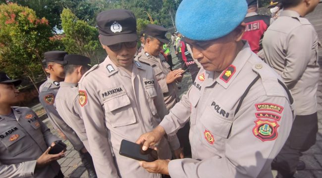 keterangan foto :  Kasi Propam Polres Jembrana Kompol I Nyoman Yasa, S.H saat memeriksa handphone Salah satu Personel. Rabu (19/8).
Sumber : PolresJBR/ Jpost