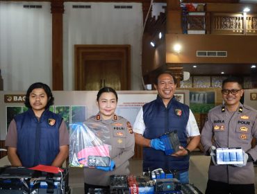 Keterangan Foto : Kapolres Jembrana, AKBP Cheery Sinta Maygrand Simamora, S.E., S.I.K., M.I.K bersama Kasi Humas, Kasat Rekrim, dan Kanit 1. saat menunjukan barang bukti pada Jumpa Pers di Gedung Auditorium Jembrana. Sabtu 19/9/2026.
Sumber : HumJBR/ JPost