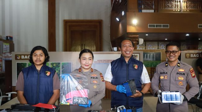 Keterangan Foto : Kapolres Jembrana, AKBP Cheery Sinta Maygrand Simamora, S.E., S.I.K., M.I.K bersama Kasi Humas, Kasat Rekrim, dan Kanit 1. saat menunjukan barang bukti pada Jumpa Pers di Gedung Auditorium Jembrana. Sabtu 19/9/2026.
Sumber : HumJBR/ JPost
