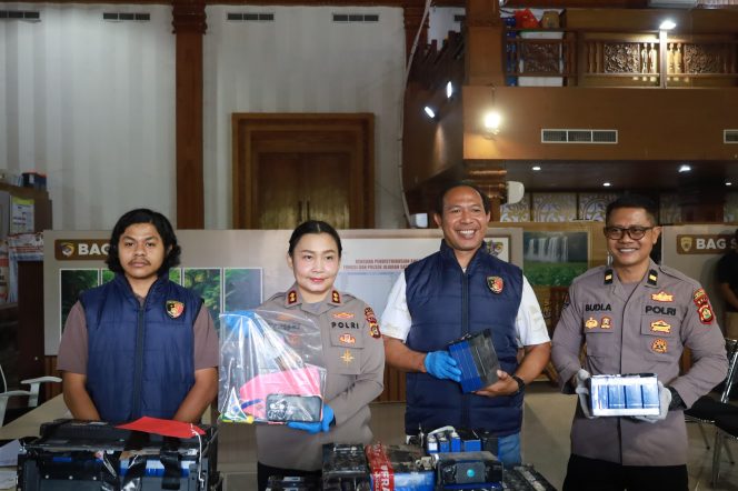 
					Keterangan Foto : Kapolres Jembrana, AKBP Cheery Sinta Maygrand Simamora, S.E., S.I.K., M.I.K bersama Kasi Humas, Kasat Rekrim, dan Kanit 1. saat menunjukan barang bukti pada Jumpa Pers di Gedung Auditorium Jembrana. Sabtu 19/9/2026.
Sumber : HumJBR/ JPost