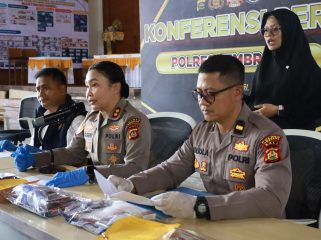 Keterangan Foto : Kapolres Jembrana AKBP Cheery Sinta Maygrand Simamora, S.E., S.I.K., M.I.K didamopingi Kasat Narkoba dan Kasi Humas saat jumpa pers Auditorium. Sabtu (19/09/2026). 
Sumber : Jpost/ HUM JBR