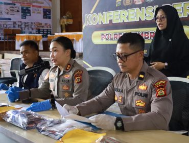 Keterangan Foto : Kapolres Jembrana AKBP Cheery Sinta Maygrand Simamora, S.E., S.I.K., M.I.K didamopingi Kasat Narkoba dan Kasi Humas saat jumpa pers Auditorium. Sabtu (19/09/2026). 
Sumber : Jpost/ HUM JBR