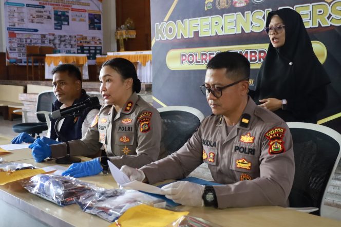 
					Keterangan Foto : Kapolres Jembrana AKBP Cheery Sinta Maygrand Simamora, S.E., S.I.K., M.I.K didamopingi Kasat Narkoba dan Kasi Humas saat jumpa pers Auditorium. Sabtu (19/09/2026). 
Sumber : Jpost/ HUM JBR