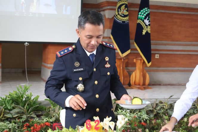 
					Kepala Rutan Negara, I Gusti Agus Putra Mahendra saat potong  tumpeng dalam refleksi 62 Tahun Rutan negara, Senin (27/4/2026)
Sumber : Humas Rutan 