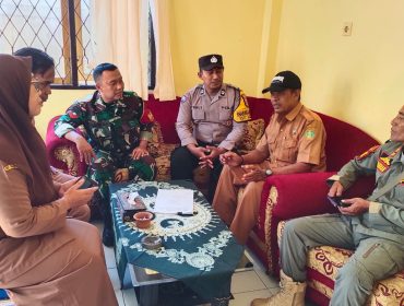 Aparat kepolisian dan TNI bersama pihak Desa Air Kuning untuk verifikasi Isu Pocong. 
Sumber : Jpost/Hum Polres 