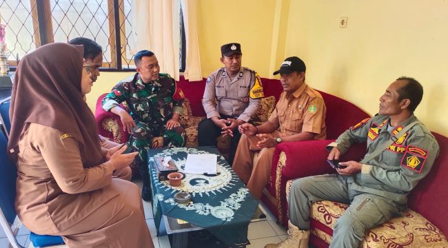 Aparat kepolisian dan TNI bersama pihak Desa Air Kuning untuk verifikasi Isu Pocong. 
Sumber : Jpost/Hum Polres 
