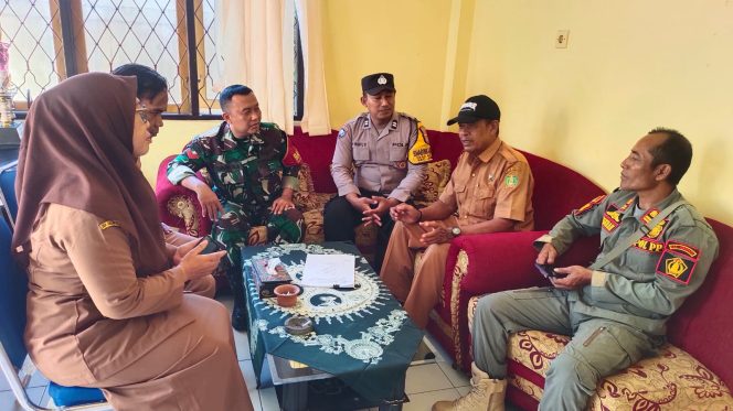 
					Aparat kepolisian dan TNI bersama pihak Desa Air Kuning untuk verifikasi Isu Pocong. 
Sumber : Jpost/Hum Polres 
