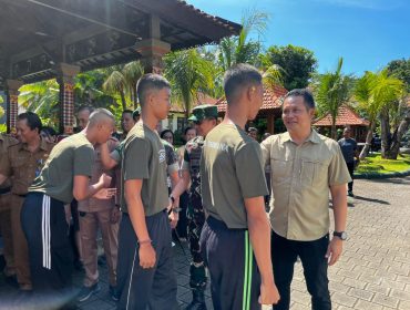 Potret Bupati Jembrana Kembang Hartawan saat memberiakan semangat untuk perwakilan pelajar SMA/SMK asal Kabupaten Jembrana yang terpilih untuk mengikuti seleksi Paskibraka tingkat nasional di Provinsi Bali. pada Senin (4/5). Sumber : HumJBR/Jpost