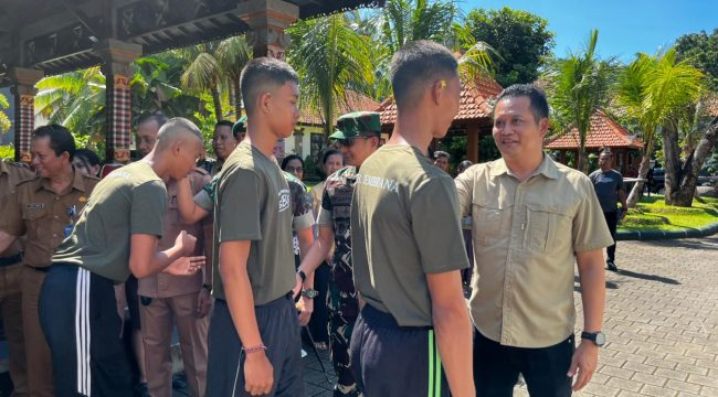 Potret Bupati Jembrana Kembang Hartawan saat memberiakan semangat untuk perwakilan pelajar SMA/SMK asal Kabupaten Jembrana yang terpilih untuk mengikuti seleksi Paskibraka tingkat nasional di Provinsi Bali. pada Senin (4/5). Sumber : HumJBR/Jpost