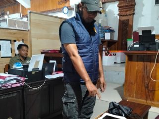 Keterangan : Polisi Menunjuk barang bukti yang berhasil disita. Rabu (10/6/26)
Sumber : Polres JBR/Jpost