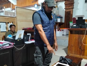 Keterangan : Polisi Menunjuk barang bukti yang berhasil disita. Rabu (10/6/26)
Sumber : Polres JBR/Jpost