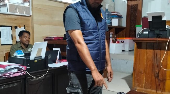 Keterangan : Polisi Menunjuk barang bukti yang berhasil disita. Rabu (10/6/26)
Sumber : Polres JBR/Jpost