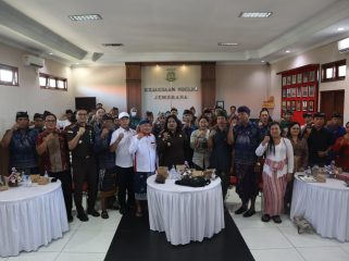 Keterangan : Seluruh Peserta pasca Acara di Kejari Jembrana. Kamis (25/6/2026)
Sumber       : Kejari/Jpost