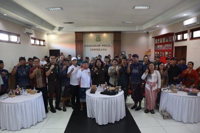 
					Keterangan : Seluruh Peserta pasca Acara di Kejari Jembrana. Kamis (25/6/2026)
Sumber       : Kejari/Jpost