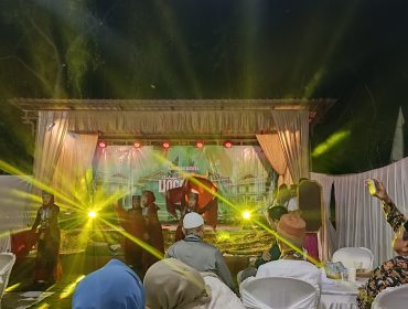 Antusias para penonton saat menyaksikan tari Awik dan maha guru di Ambenan Ijo Gading Loloan Timur, Jembrana. Minggu, 12/7/2026. 