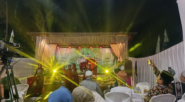 Antusias para penonton saat menyaksikan tari Awik dan maha guru di Ambenan Ijo Gading Loloan Timur, Jembrana. Minggu, 12/7/2026. 