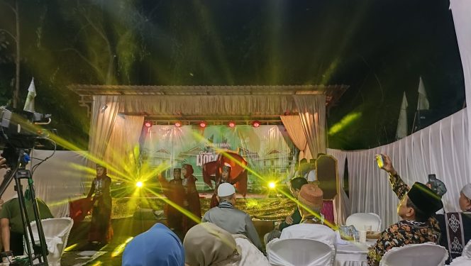 
					Antusias para penonton saat menyaksikan tari Awik dan maha guru di Ambenan Ijo Gading Loloan Timur, Jembrana. Minggu, 12/7/2026. 