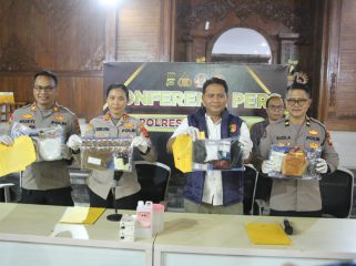 Kapolres Jembrana bersama jajaran saat memperlihatkan alat bukti kepada media. Selasa (30/6/2026)
sumber : Hum Jbr/ Jpost