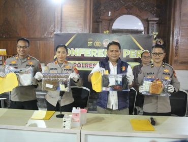 Kapolres Jembrana bersama jajaran saat memperlihatkan alat bukti kepada media. Selasa (30/6/2026)
sumber : Hum Jbr/ Jpost