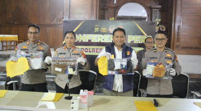 Kapolres Jembrana bersama jajaran saat memperlihatkan alat bukti kepada media. Selasa (30/6/2026)
sumber : Hum Jbr/ Jpost
