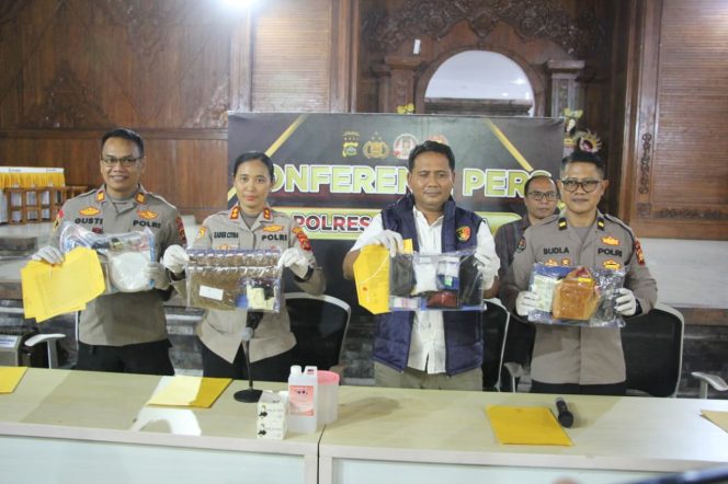 
					Kapolres Jembrana bersama jajaran saat memperlihatkan alat bukti kepada media. Selasa (30/6/2026)
sumber : Hum Jbr/ Jpost