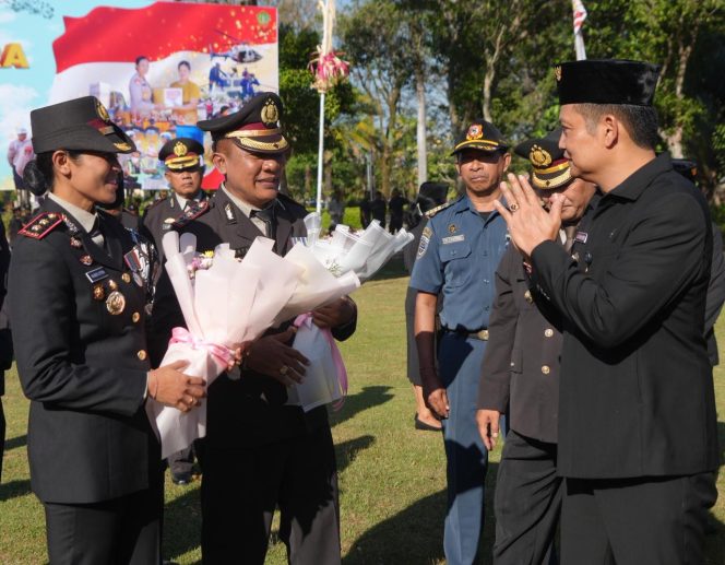 
					Bupati Jembrana, I Made Kembang Hartawan saat Memberikan Apresiasi kepada Jajaran Polres Jembrana di Hari Bhayangkara. Rabu 1/7/2026
Sumber : Hum JBR/Jpost