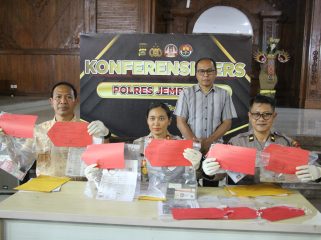 Kapolres Jembrana, AKBP Kadek CItra Dewi Suparwati bersama jajaran ketika menunjukan barang bukti ke depan awak media saat press release. Rabu (1/7/2026)
Sumber : HumJBR/Jpost