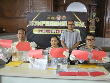 Kapolres Jembrana, AKBP Kadek CItra Dewi Suparwati bersama jajaran ketika menunjukan barang bukti ke depan awak media saat press release. Rabu (1/7/2026)
Sumber : HumJBR/Jpost