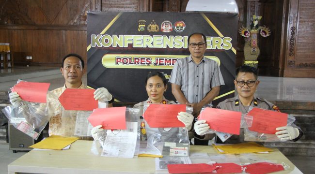 Kapolres Jembrana, AKBP Kadek CItra Dewi Suparwati bersama jajaran ketika menunjukan barang bukti ke depan awak media saat press release. Rabu (1/7/2026)
Sumber : HumJBR/Jpost