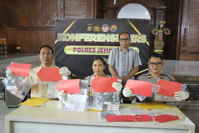 
					Kapolres Jembrana, AKBP Kadek CItra Dewi Suparwati bersama jajaran ketika menunjukan barang bukti ke depan awak media saat press release. Rabu (1/7/2026)
Sumber : HumJBR/Jpost