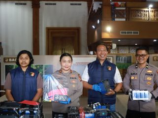 Keterangan Foto : Kapolres Jembrana, AKBP Cheery Sinta Maygrand Simamora, S.E., S.I.K., M.I.K bersama Kasi Humas, Kasat Rekrim, dan Kanit 1. saat menunjukan barang bukti pada Jumpa Pers di Gedung Auditorium Jembrana. Sabtu 19/9/2026.
Sumber : HumJBR/ JPost